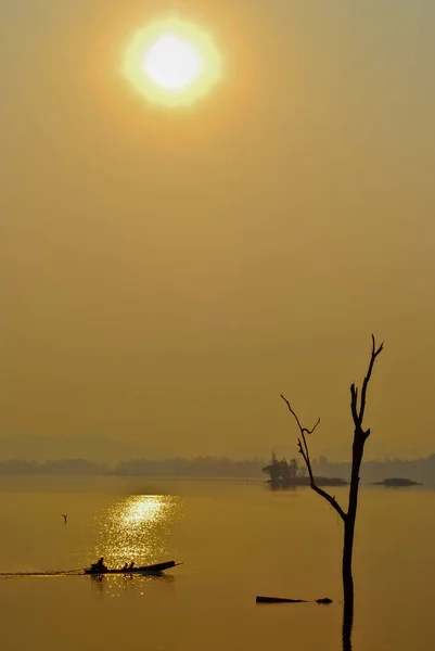 Прекрасный вид тени Свет Длиннохвостая лодка восход — стоковое фото