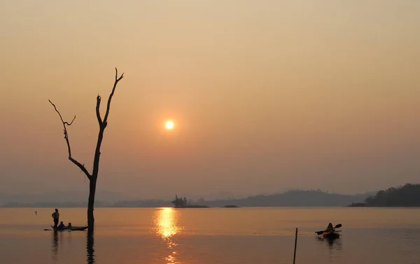 Прекрасный вид тени Свет Длиннохвостая лодка восход — стоковое фото