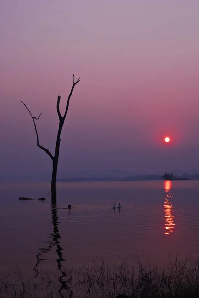 มุมมองที่สวยงามเงา เรือหางยาวแสงอาทิตย์ขึ้น — ภาพถ่ายสต็อก