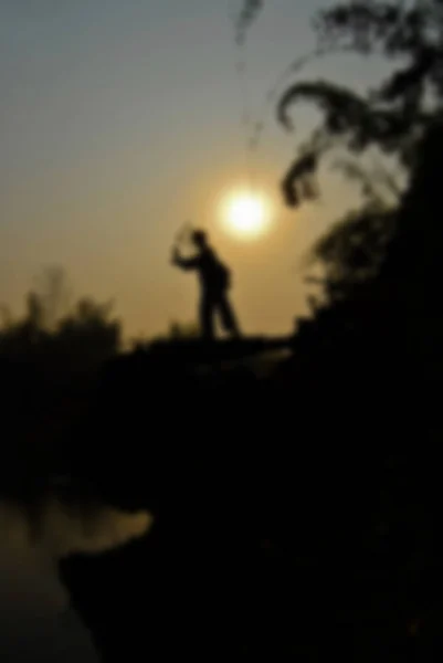 Мальчик стоит на понтоне и рыбачит — стоковое фото