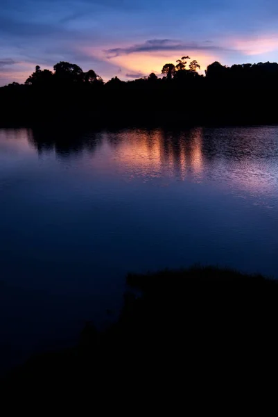 Небесный пейзаж с закатом над берегом реки — стоковое фото