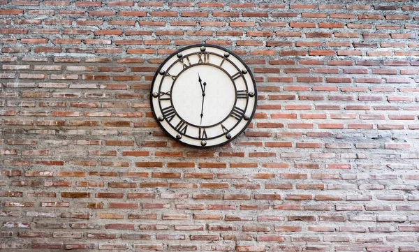 Vintage clock on brick wall background — Stock Photo, Image