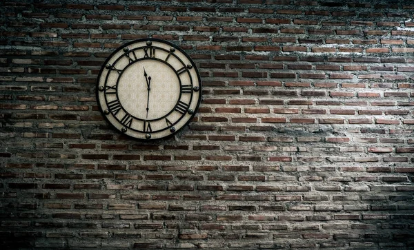 Vintage klocka på tegel vägg bakgrund — Stockfoto