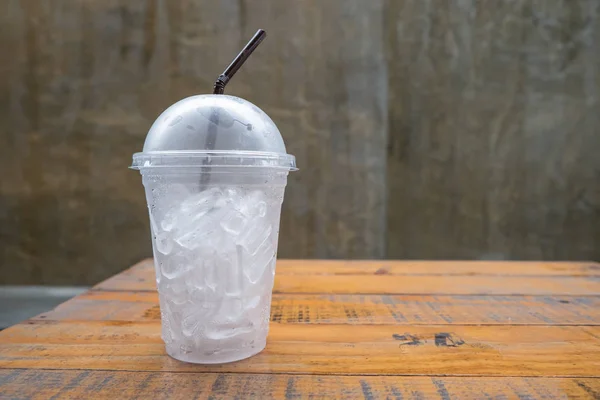 Een glas van ijsblokjes op houten — Stockfoto