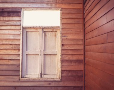 Dış ahşap pencere ve eski bir ahşap evin duvarı. 