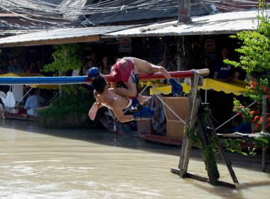 Pattata Tayland 4 Ekim: Kimliği belirsiz erkek kavga okyanus kutusu için