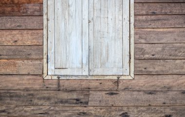Dış ahşap pencere ve eski bir ahşap evin duvarı.