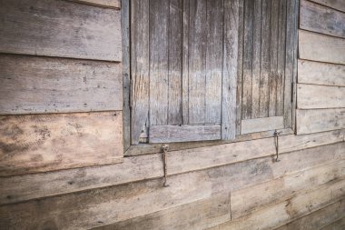 Dış ahşap pencere ve eski bir ahşap evin duvarı.