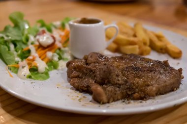 Izgara biftek ile kızarmış patates