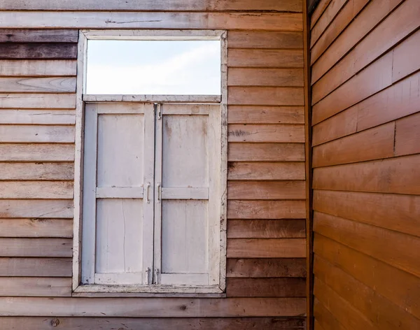 Das externe Holzfenster und die Wand eines alten Holzhauses — Stockfoto
