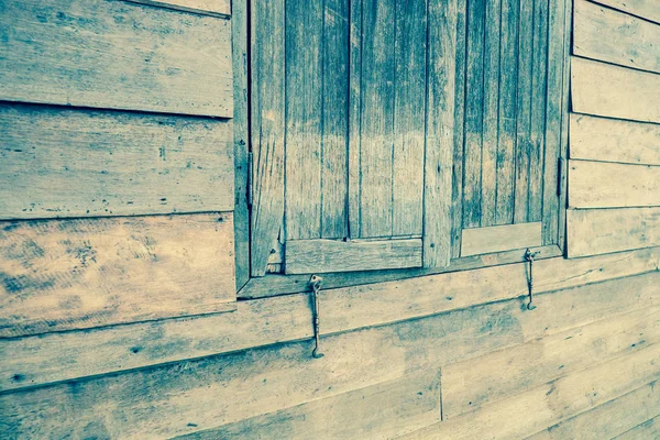 Dunkle Fenster im alten Geisterhaus, abstraktes Retro — Stockfoto