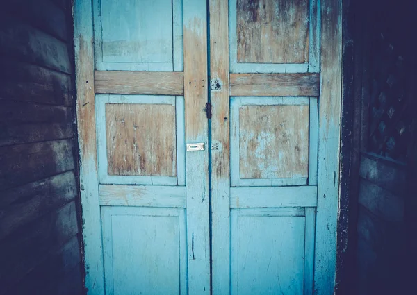 Vintage in legno stile porta blu costruzione, Thailandia — Foto Stock