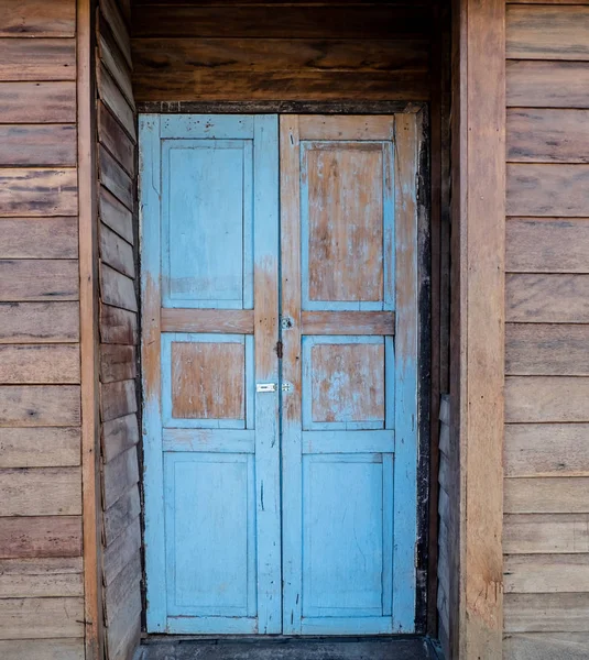 Vintage blue door building style, thailand — Stockfoto