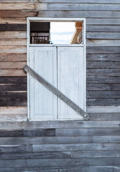 Das externe Holzfenster und die Wand eines alten Holzhauses — Stockfoto