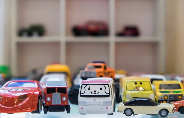 PATTATA THAILANDIA 4 OTTOBRE: Molte piccole auto giocattolo colorate foderate — Foto Stock