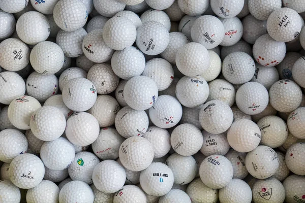 Pattata Tayland 4 Ekim: Beyaz golf topları bir yığın b