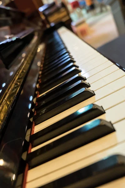 Piano keyboard bakgrund med fokus — Stockfoto