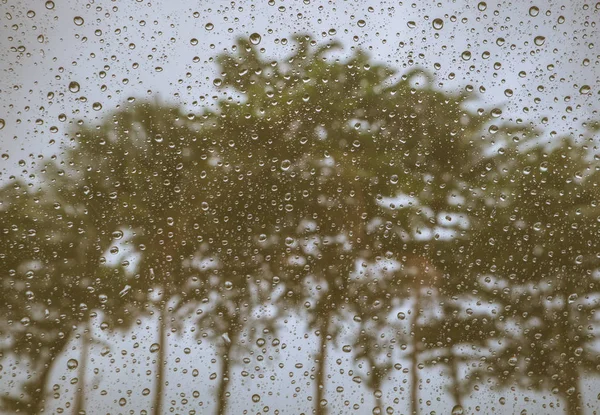 Gotas de agua de lluvia en un fondo de playa de superficie de vidrio, abstracto B — Foto de Stock