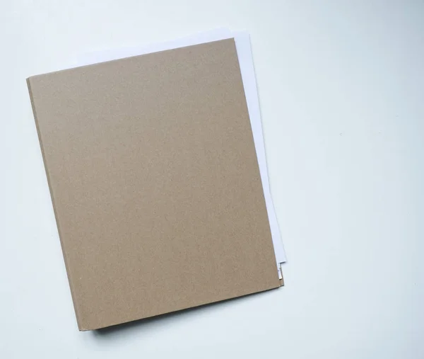 Arquivo de pasta de cartão marrom em branco com papel mostrando isolado no whit — Fotografia de Stock