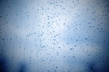 Yağmur suyu bir cam yüzey arka planda, soyut Backdro damla