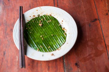 Kirli ve boş tabaklar