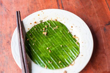 Kirli ve boş tabaklar