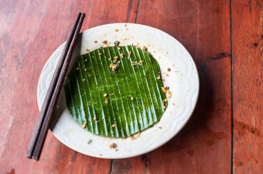 Kirli ve boş tabaklar