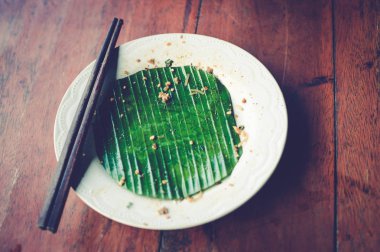 Kirli ve boş tabaklar