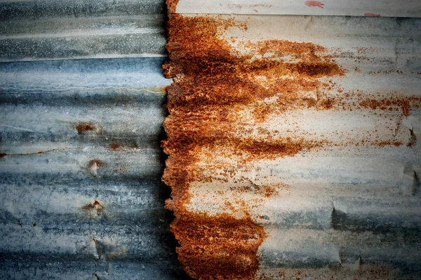Rusty falista metalowa ściana, zardzewiały cynk grunge styl tła — Zdjęcie stockowe