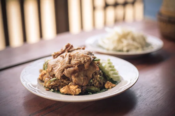 Thajské jídlo smažené nudle Pad thai restované červené vepřové Thajsko styl orig. — Stock fotografie