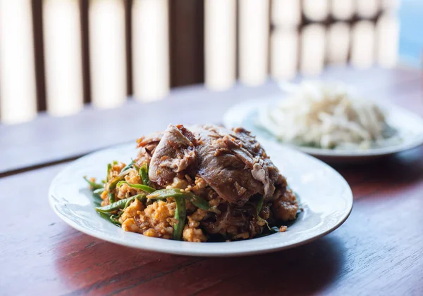 Tajskie jedzenie smażone Pad thai pieczone czerwone mięso wieprzowe Tajlandii stylu orig — Zdjęcie stockowe