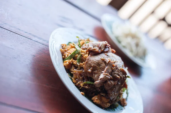 Tajskie jedzenie smażone Pad thai pieczone czerwone mięso wieprzowe Tajlandii stylu orig — Zdjęcie stockowe