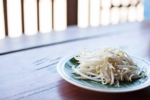 Haricots mungo ou germes de haricots sur des assiettes blanches — Photo
