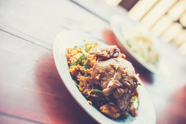 Тайская еда Пад тай жареная красная свинина в стиле Таиланда Ориг — стоковое фото