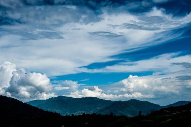 Güzel doğal mavi gökyüzü ve tepe dağ 