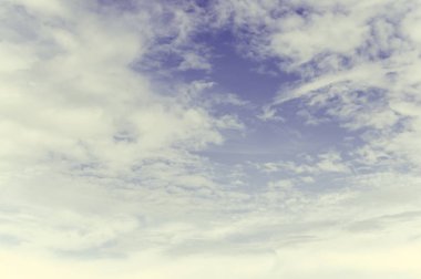 Beyaz kabarık bulutlar arka planda mavi gökyüzü