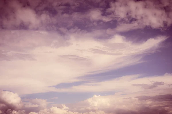 Białe puszyste chmury z tłem błękitne niebo — Zdjęcie stockowe