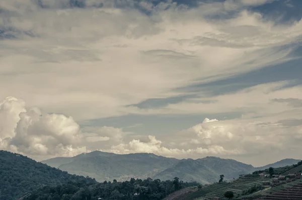 美しい自然青い空と丘の山 — ストック写真
