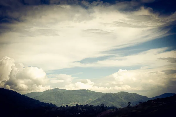 Hermoso cielo azul natural y montaña — Foto de Stock