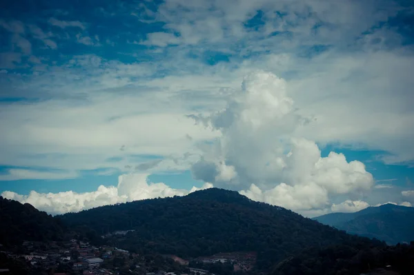 Hermoso cielo azul natural y montaña — Foto de Stock