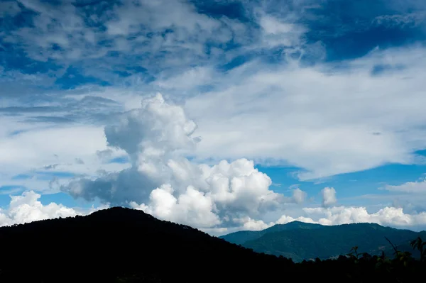 Όμορφο φυσικό μπλε ουρανό και στο λόφο Βουνό — Φωτογραφία Αρχείου