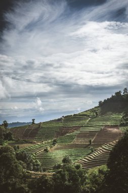 Güzel mavi gökyüzü ve hill Dağı'nda Mon Cham (Mon Jam), Tayland