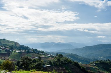 Güzel mavi gökyüzü ve hill Dağı'nda Mon Cham (Mon Jam), Tayland