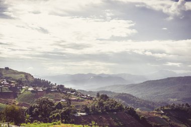 Güzel mavi gökyüzü ve hill Dağı'nda Mon Cham (Mon Jam), Tayland