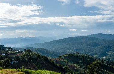 Güzel mavi gökyüzü ve hill Dağı'nda Mon Cham (Mon Jam), Tayland
