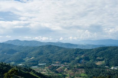 Güzel mavi gökyüzü ve hill Dağı'nda Mon Cham (Mon Jam), Tayland