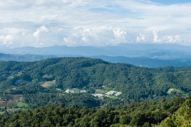 Güzel mavi gökyüzü ve hill Dağı'nda Mon Cham (Mon Jam), Tayland