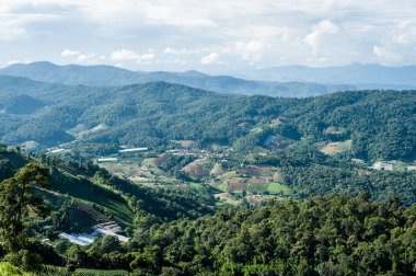 Güzel mavi gökyüzü ve hill Dağı'nda Mon Cham (Mon Jam), Tayland