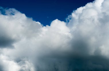 Beyaz kabarık bulutlar arka planda mavi gökyüzü