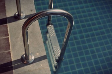 su yüzme havuzu güneşli yansımaları ile